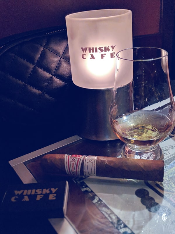 Whisky Café et l'endroit ou vous pouvez fumer un cigare.